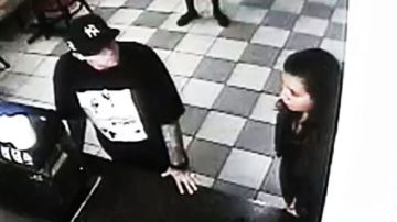 El sospechoso del crimen se puede ver en un video de seguridad portando una gorra con las iniciales “NY”.