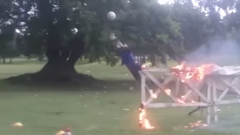 Porteros del Dock Sud entrenan en medio de vallas ardiendo en fuego