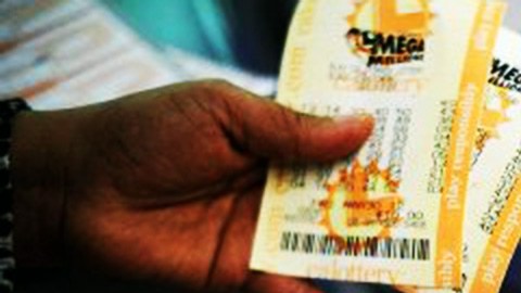 Powerball se sortea los miércoles y Mega Millions los viernes.