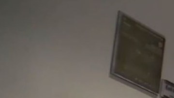 Un robot navega los pasillos del hotel, con todo y corbatín.