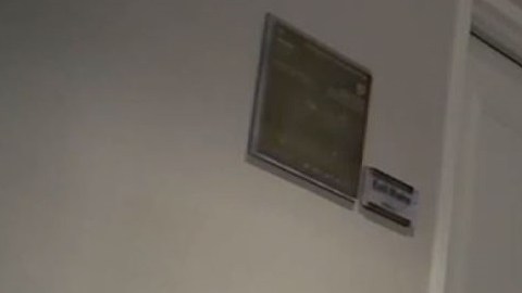 Un robot navega los pasillos del hotel, con todo y corbatín.