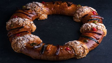 A cientos de personas no les importa hacer largas filas con tal de probar la deliciosa rosca.