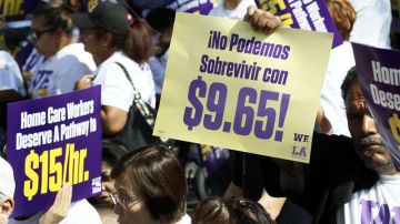 Activistas temen que el aumento del salario mínimo podría causar la pérdida de algunos beneficios sociales.