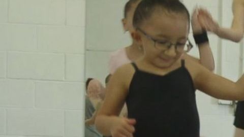 Sarai Arce padece una congénita enfermedad conocida como huesos de cristal.
