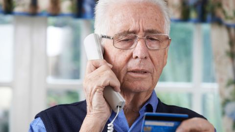 Nunca pague por adelantado a cambio de una promesa hecha por teléfono./Shutterstock