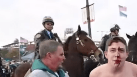 Un aficionado es arrestado antes del Eagles-Vikings. Captura YouTube/NJ.com