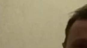 Wesley Quilty  graba a su hija escalando dos vallas de seguridad infantil.