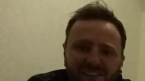 Wesley Quilty  graba a su hija escalando dos vallas de seguridad infantil.