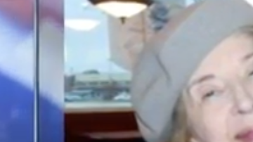 Una mujer de 92 años, con demencia, es estafada por su asistenta.