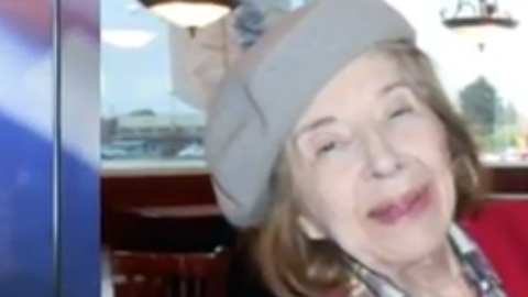 Una mujer de 92 años, con demencia, es estafada por su asistenta.