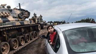 Tropas terrestres turcas cruzaron el domingo la frontera con Siria elevando la tensión en la región./ Getty