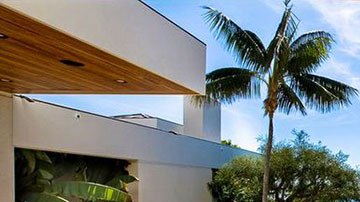 La residencia tiene siete recámaras y una espectacular vista al mar.