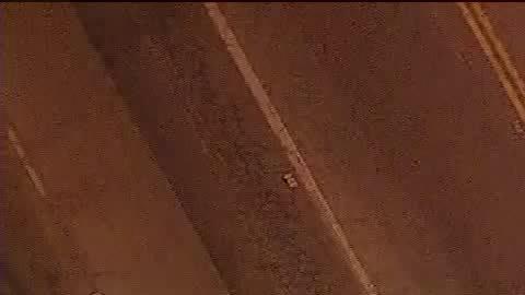 Agentes de la policía persiguieron al vehículo sin saber que dos pasajeras estaban heridas.