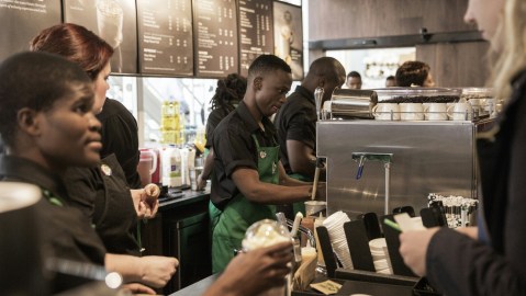 Tanto empleados como clientes no están contentos con la determinación de que no será obligatoria la vacuna.