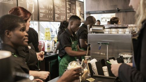 Tanto empleados como clientes no están contentos con la determinación de que no será obligatoria la vacuna.