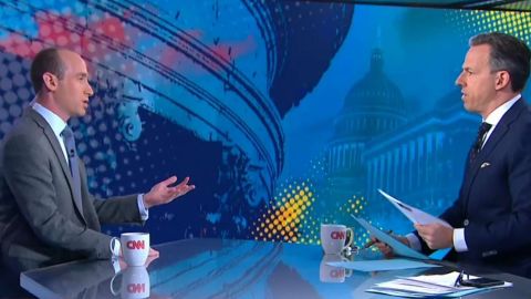 Stephen Miller en entrevista con Jack Tapper.