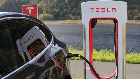 En todo el mundo, Tesla tiene 8,496 bombas Supercharger en 1,130 ubicaciones