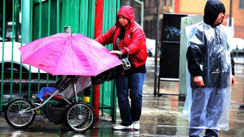 Angelinos se protegen de la lluvia.