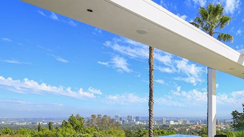 La propiedad tiene tiene cinco recamaras, nueve baños y una vista envidiable de la ciudad.
