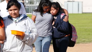 Una madre preocupada se llevó a su hija a casa después de que la noticia del disparo se divulgó el pasado jueves.