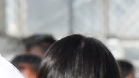 Estudiantes y padres se abrazan tras el tiroto ocurrido en la escuela intermedia Sal Castro de Westlake. (Aurelia Ventura/La Opinion)