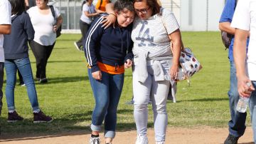Estudiantes y padres se abrazan tras el tiroto ocurrido en la escuela intermedia Sal Castro de Westlake. (Aurelia Ventura/La Opinion)