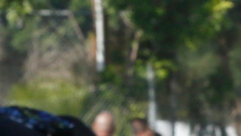 Con lágrimas en los ojos, una madre recoge a su hija después del tiroteo en la secundaria Sal Castro.