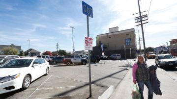 Este estacionamiento en el 2416 de la Calle Workman en Los Ángeles es uno de los que se convertiría en vivienda para desamparados. (Aurelia Ventura/La Opinion)