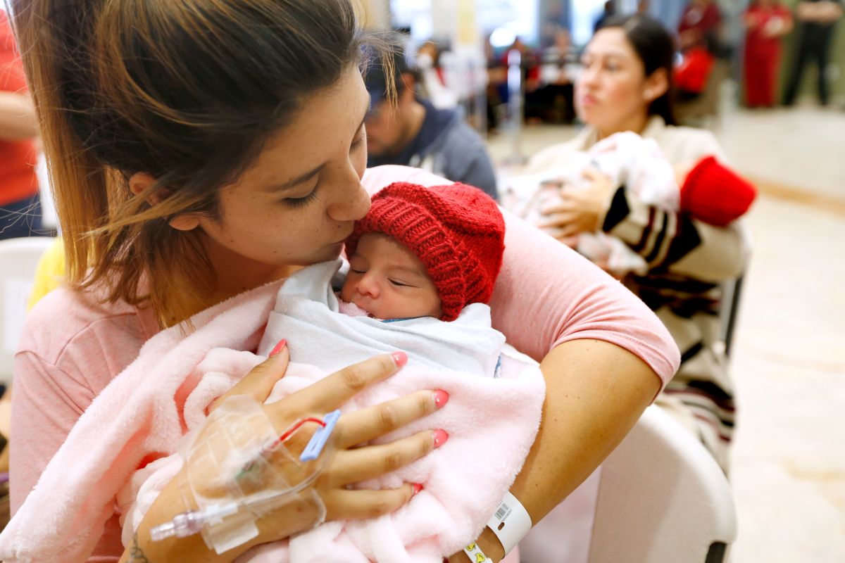 Kimberly Gama Rivas besa a su recién nacida Carla Rivas. / foto: Aurelia Ventura