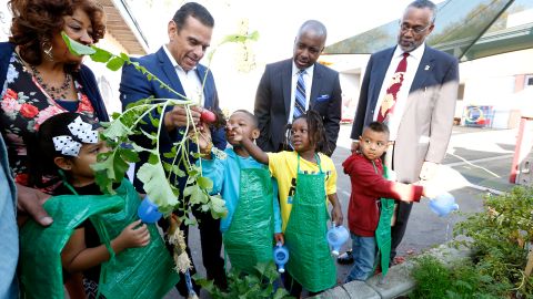 El exalcalde Antonio Villaraigosa junto a los concejales angelinos Curren Price y   Marqueece Harris-Dawson visitando una escuela del sur de la ciudad. (Aurelia Ventura/La Opinion)