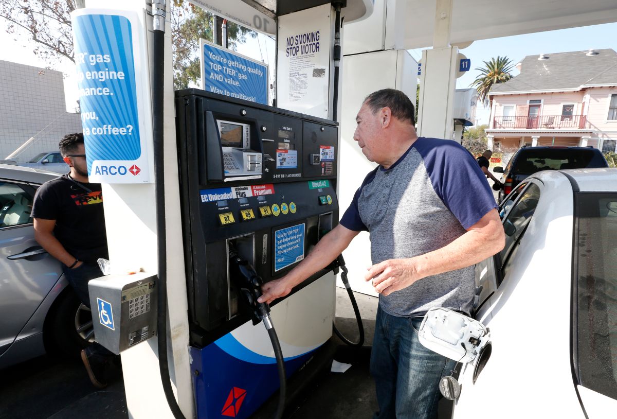 Por qué sigue aumentando el precio de la gasolina en California La