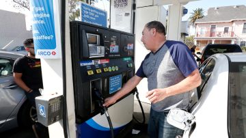 Una persona pone gasolina en Los Ángeles. (Aurelia Ventura/La Opinion)