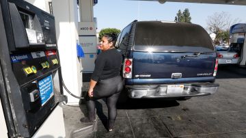 02/05/18 / LOS ANGELES/Motorist Marisol Santiago discusses gas prices in the Los Angeles area while pumping gas. Motorists are being hit with a double whammy as wholesale oil prices around the world went up just as the tax hit. The result for Los Angeles County has been a whopping 21-cent increase in average pump prices since this time last week, according to the Auto Club of Southern California.  (Photo by Aurelia Ventura/La Opinion)