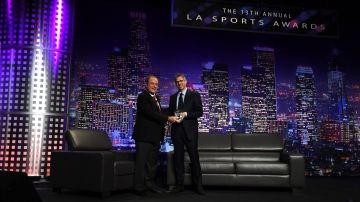 El legendario cronista Al Michaels le entrega a Casey Wasserman el premio como Ejecutivo del Año 2017 de los deportes en Los Ángeles por obtener la sede de los Juegos Olímpicos de 2028.