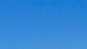 Un cliente sale de una tienda Superior Grocers, que recibió una multa por pagos inadecuados a empleados. (Aurelia Ventura/La Opinion)