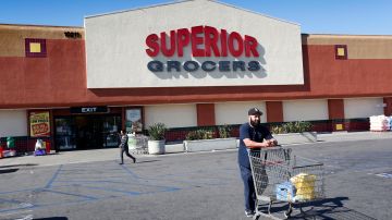 Un cliente sale de una tienda Superior Grocers, que recibió una multa por pagos inadecuados a empleados. (Aurelia Ventura/La Opinion)