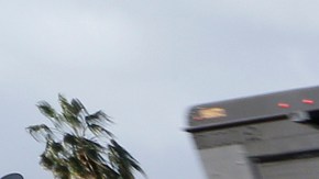 Cinta policial indica el lugar donde dos personas perdieron la vida al volcarse el auto en que viajaban. (Aurelia Ventura/La Opinion)