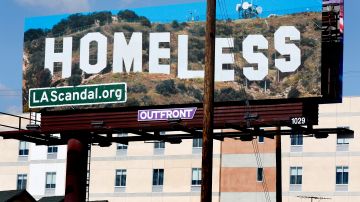 El cartel de Vine St. y Santa Monica Boulevard inagurado el pasado febrero refleja la urgencia de tomar medidas respecto a la gente sin hogar