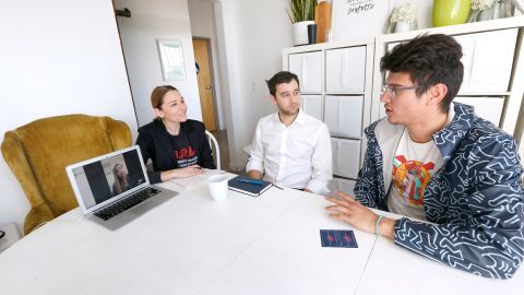 Jóvenes que son miembros de la orgtanización AYA. (Aurelia Ventura/La Opinion)