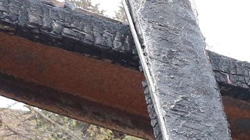 Los carros quemados en el incendio. (Aurelia Ventura/La Opinion)