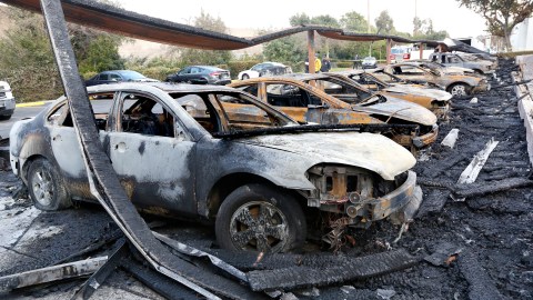 Los carros quemados en el incendio. (Aurelia Ventura/La Opinion)