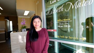 Lizbeth Mateo acaba de abrir su propia oficina de leyes, aunque ella sigue sin documentos legales. (Aurelia Ventura/La Opinion)