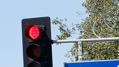 02/28/18/LOS ANGELES/ Pedestrians at the intersection of Beverly Boulevard and Alvarado Boulevard in the City of Los Angeles.  Central Traffic Division will be conducting an educational checkpoint at Beverly Boulevard and Alvarado Boulevard in the City of Los Angeles. Officers from Central Traffic Division will be handing out flyers and informational pamphlets regarding safe driving, driving under the influence, safe crossing for pedestrians, and properly yielding to vehicles at an intersection. (Photo by Aurelia Ventura/La Opinion)