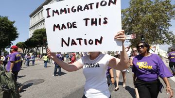 Activistas critican el plan de Trump para reducir la inmigración legal.