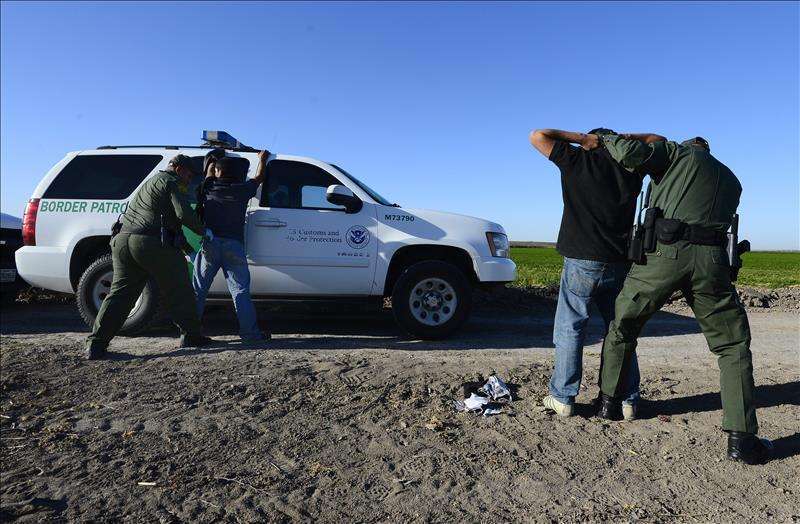 Esta foto de archivo muestra a agentes de la Patrulla Fronteriza detieniendo a presuntos inmigrantes indocumentados a un costado del Río Grande. 
