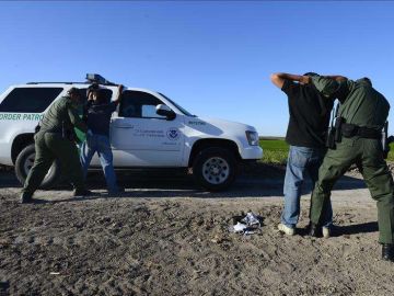 Esta foto de archivo muestra a agentes de la Patrulla Fronteriza detieniendo a presuntos inmigrantes indocumentados a un costado del Río Grande.