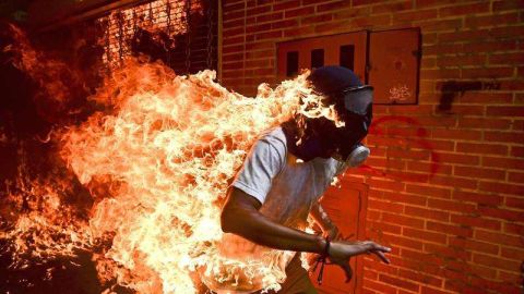 Una imagen del fotógrafo Romaldo Schemidt durante las protestas en Venezuela en 2017 fue nominada al World Press Photo