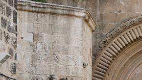 Visitantes esperan a la entrada del Santo Seuplcro.  / EFE