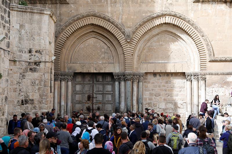 Visitantes esperan a la entrada del Santo Seuplcro.  / EFE
