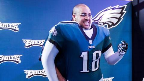 Un fan de Eagles posa para la foto de la Experiencia de la NFL